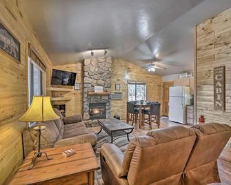 Pet friendly, Mountain Gem, with a Spa! - Heber-Overgaard - Living room