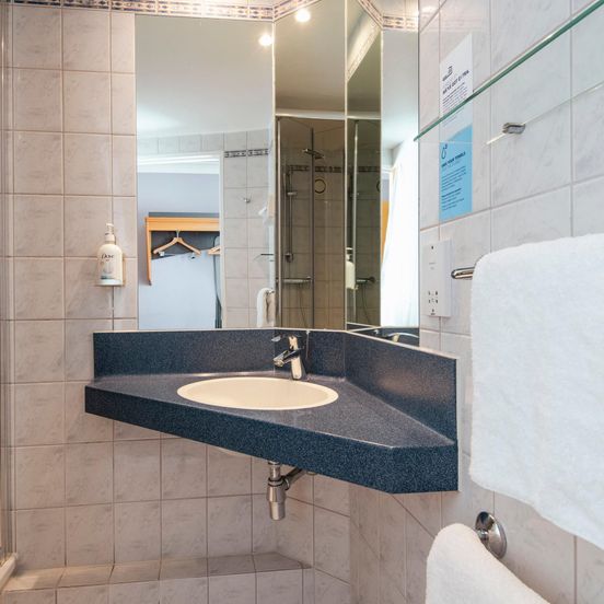 Bathroom view of Holiday Inn Express Glasgow - City Ctr Riverside