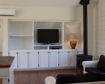 Barn Stay on Working Farm in VA Wine Country, 30 min from UVA - Scottsville - Living room