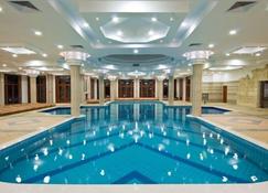 Studio Apartment In The Luxury 5-Star Emerald Resort In Ravda, Black Sea Coast - Ravda - Pool