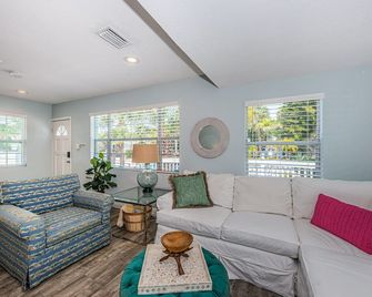 2 Bedroom Cottage On St.Pete Beach- Fully Renovated- Outdoor Bbq And Dining Area - Saint Pete Beach - Living room