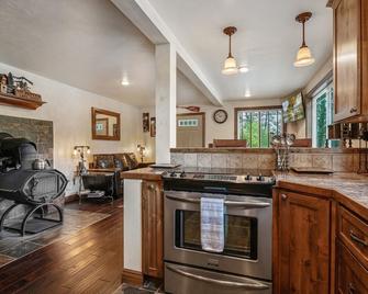 Beautiful Lake Cabin on Kelso Lake, Idaho! Close to Silverwood! - Athol - Kitchen