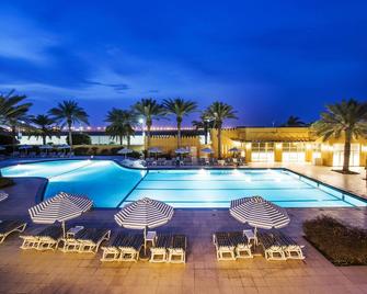 Al Hamra Village Hotel - Al Jazīrah al Ḩamrā’ - Pool