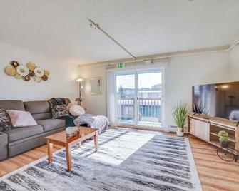 Quiet Anchorage Retreat, 4 Mi to Earthquake Park - Anchorage - Living room