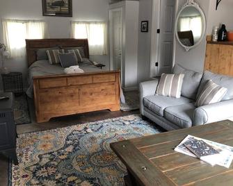 Downtown Yellowstone Bungalow - Livingston - Living room