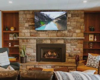 Cozy Vacation Cottage on the Lake with Hot Tub! - Webster - Living room