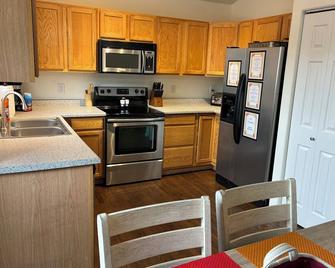 Spacious 4br/3ba Home For 12,private Outdoor Movie,fast Wifi & Equipped Kitchen! - Fountain - Cocina
