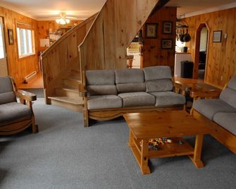Muskoka Cottage with a Sandy Beach - Lake of Bays - Living room