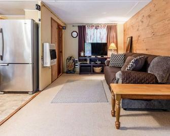 Pocono cabin with private pool at Shawnee Mtn - East Stroudsburg - Sala de estar