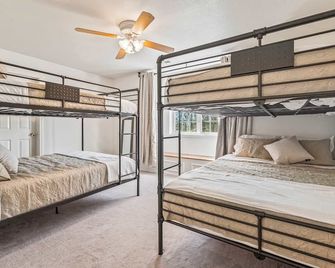 Spacious 6br Haven - Game Room - Hot Tub Sleep 28+ - Heyburn - Habitación