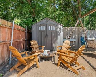 Play and Stay Dallas Home with Gym Gameroom and WiFi - Dallas - Patio