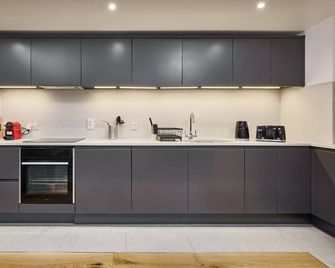 Trendy Northern Quarter Retreat - Manchester - Kitchen