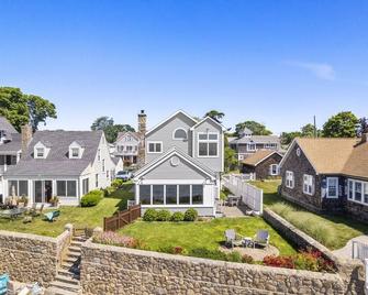 Stunning Waterfront Home with Private Beach! - Clinton - Edificio