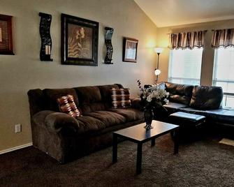 Lovely Lake home near downtown riverwalk - Converse - Living room