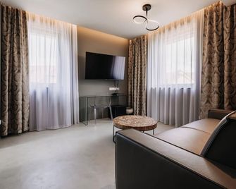 Villa Bricola - Boutique Apartments - Carlsbad - Living room