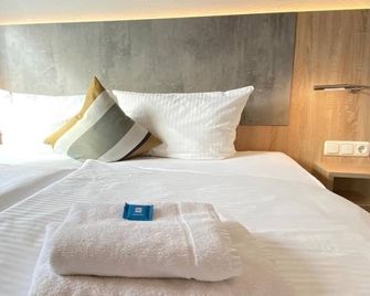 Hotel Gloria - Alsdorf (Nordrhein-Westfalen) - Bedroom