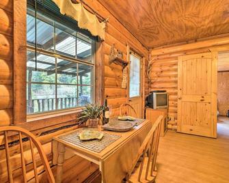 Cozy Davis Cabin w/ Deck - Nestled by Honey Creek! - Davis - Comedor