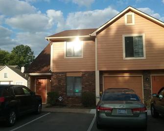 Two Bedroom Condo 5 Minutes from Campus - Lawrence - Building
