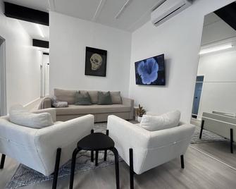 WEST HUB. Private Infrared Sauna near city & much more! New purpose built loft style! - Brisbane - Living room