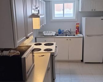 Charming bedroom in a blissful house in wonderful Toronto with AC and WiFi - Toronto - Kitchen