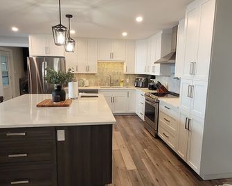 Waterfront Cottage with Hot Tub and Sunset - Eganville - Kitchen