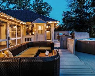 Waterfront Rice Lake Sunset w/ Hot Tub - Roseneath - Patio
