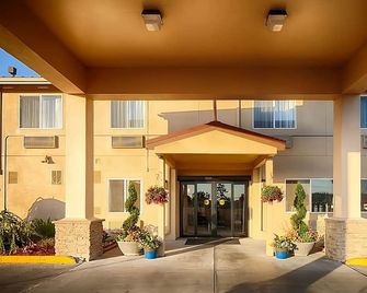 Restful Stay at Red Lion Inn & Suites Sequim! Pool, Free Breakfast and Parking! - Sequim - Building