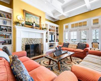 Luxurious And Extremely Private Waterfront Estate (Sorry - No Weddings) - Royal Oak - Lounge