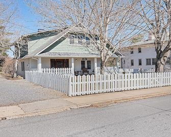 Charming 7-bedroom cottage with WiFi, AC in serene Lake Junaluska - Lake Junaluska - Building