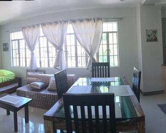 Beinte Singko de Marso Apartments - Candon - Dining room