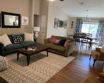 Bluedoor House Comfy Home Close To Nb, Sa, & Rafb - Live Oak - Living room