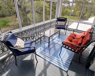 Country Estate on Bayou Teche Sleeps 12 Near Franklin - Franklin - Balcón