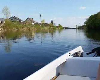 Geräumiger Wohnwagen unter Bäumen neben Mur-Stausee - Feldkirchen bei Graz