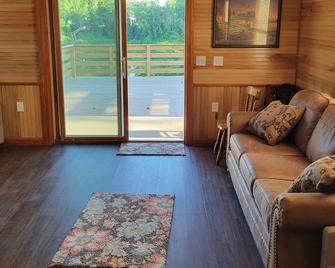 Quaint Lakeview Cabin - Wadena - Living room