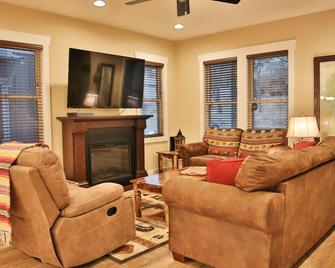 Walk to Train! Pet-Friendly Townhome! - Bryson City - Living room