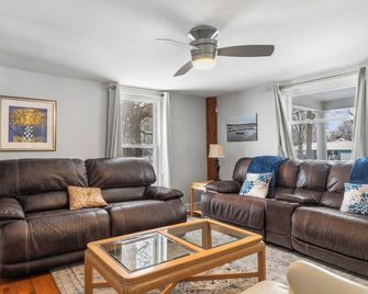 Civil War Era Home, W/ King Bed, Finger Lakes, Hot Tub & Game Room - Lakeville - Sala de estar