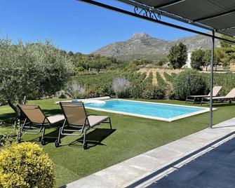 Villa located in the heart of Provence with private pool on 3 hectares. - Roquevaire - Piscina