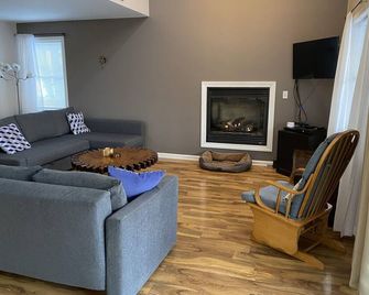 Angel Baby Lodge Winnipesauke dog/family friendly contemporary home - Moultonborough - Soggiorno