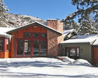 Elite winter retreat, hot tub, 2 fireplaces, Ice skating on the village pond. - Green Mountain Falls - Edificio