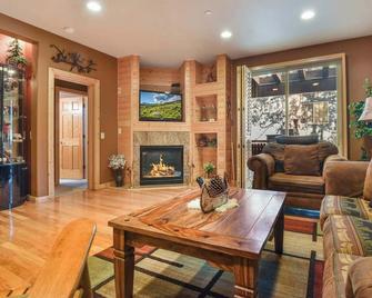 Crystal Charm Amazing 3 Bdr Condo Close To Beaches Casinos & Skiing - Crystal Bay - Living room