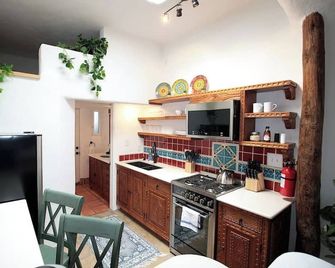 ★Closson Getaway★ | Courtyard | Railyard and Plaza - Santa Fe - Cocina