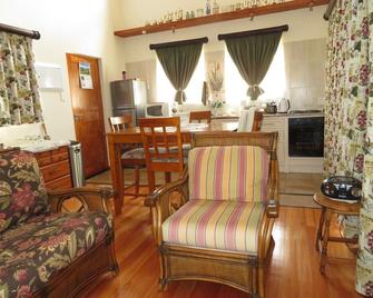 Clarens Mountain Sage Holiday House - Clarens - Huiskamer