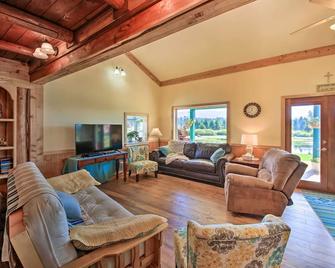 Family Home with Stunning River and Mountain View - Priest River - Sala de estar