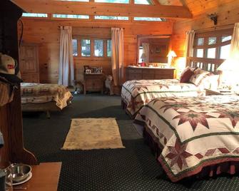 Cozy,secluded waterfront lodge nestled in the Adirondack Mountains. Pet friendly - Saranac Lake - Schlafzimmer