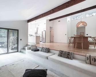 East Hampton Home with Fire Pit - East Hampton - Living room