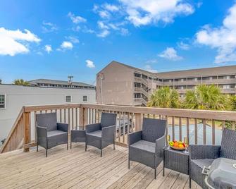 Parrot Head - Pet Friendly Beach Condo! Perfect for 6-7 guests! - Murrells Inlet - Balcony