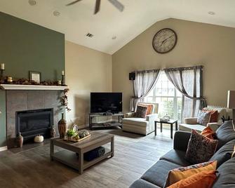 Pool/Bon Fires at Cul-De-Sac 4 Bedroom/3 Bath Getaway. Close to Wild Adventures - Valdosta - Living room