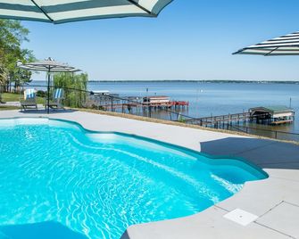 Fully renovated 1959 lake front cottage. In-ground swimming pool and spa. - Santee - Piscina