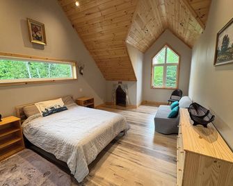 Pampered Bear's Den-Delightful Forest retreat located close to Georgian Bay - Lion's Head - Bedroom