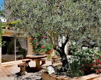 Exceptional Site Quiet, Swimming Pool, Clim, Green, Pets Ok, Between Aix And Cassis - Roquevaire - Patio